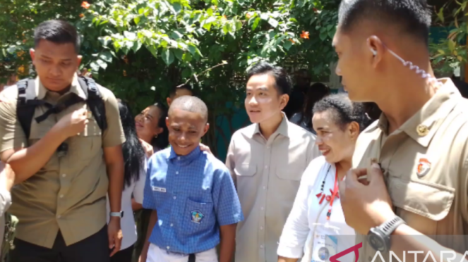 Wakil Presiden Gibran Rakabuming Raka meninjau sekolah di Sentani Jayapura 
