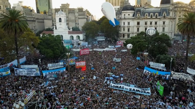 Puluhan ribu warga Argentina protes menentang keputusan Presiden Argentina