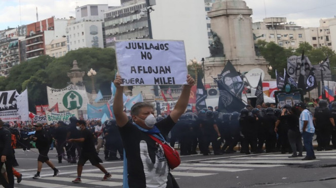 Puluhan ribu warga Argentina protes menentang keputusan Presiden Argentina