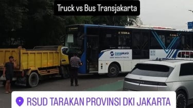Bus TransJakarta adu banteng dengan truk
