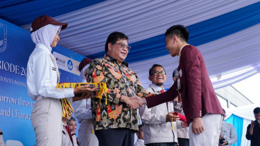 Wakil Presiden Direktur TMMIN, Bob Azam memberikan selamat kepada lulusan AKTI.