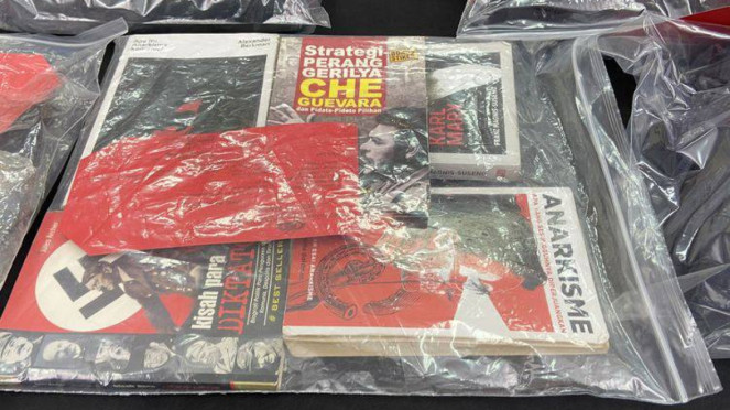 Polda Jatim menyita buku-buku dari para tersangka kerusuhan di Sidoarjo