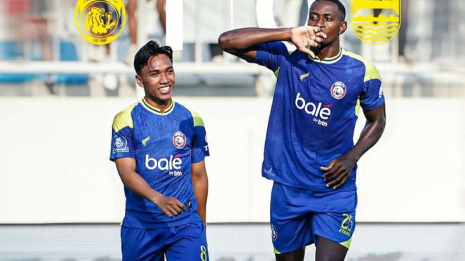 Pemain Arema FC rayakan gol Mathias Blade