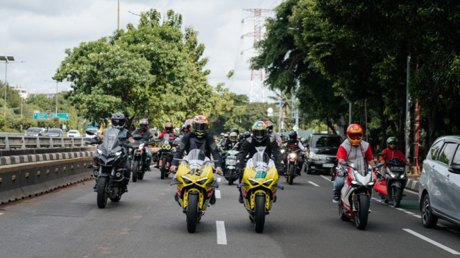 Rombongan komunitas motor serta Fabio Di Giannantonio dan Franco Morbidelli