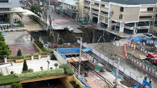 Jalan di Bangkok, Thailand tiba-tiba amblas sedalam 50 meter