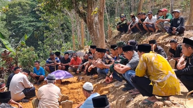 Proses pemakaman korban pembacakon di Pacitan