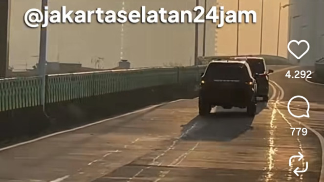 Mobil pelat dinas TNI melintas di jalur layang Transjakarta koridor 13
