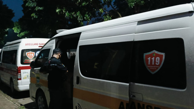 Mobil ambulans di Bandung Barat siaga mengevakuasi siswa korban keracunan MBG