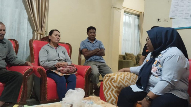 Hakim Pengadilan Agama Kupang Irwahidah (hijab biru) saat bertemu korban di Belu, NTT