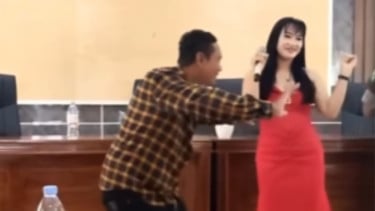 Viral Kades Mojokerto Joget Dangdut di Kantor Kecamatan
