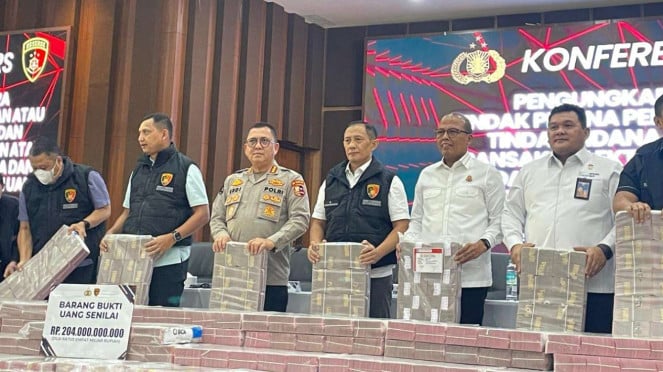 Kombes Erdi (ketiga kiri) dan Brigjen Helfi (ketiga kanan)