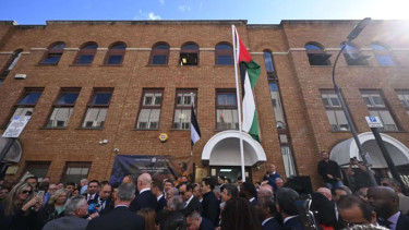 Pengibaran bendera tanda pengakuan Inggris atas negara Palestina di London