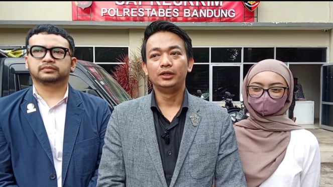 Pengacara Rio Damas Putra saat dampingi korban KDRT ustaz Evie di Polrestabes Bandung