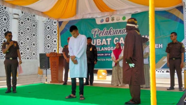 Terbukti main judi, mahasiswa dicambuk di halaman Masjid, Pidie Jaya Aceh 