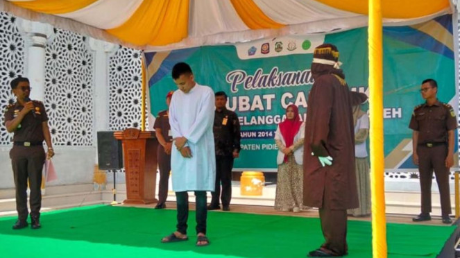 Terbukti main judi, mahasiswa dicambuk di halaman Masjid, Pidie Jaya Aceh 