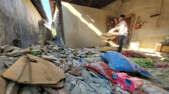 Warga Situbondo terdampak gempa membersihkan reruntuhan bangunan