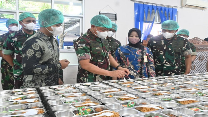 Panglima TNI Jenderal Agus Subiyanto meninjau pembukaan SPPG TNI AU di Boyolali