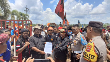 Perwakilan PT SNP anak perusahaan PT Minamas Group menerima tuntutan warga