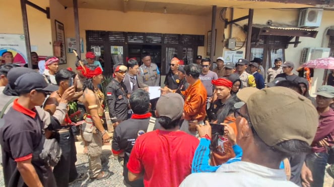 Perwakilan PT BAL anak perusahaan PT Minamas Group menerima tuntutan warga