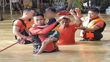 Petugas SAR mengevakuasi korban banjir akibat badai Tropis Bualoi di Filipina