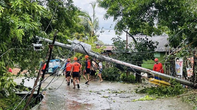 Petugas SAR mengevakuasi dampak badai Tropis Bualoi di Filipina