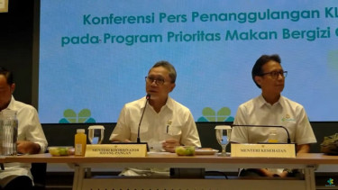 Menko Pangan Zulkifli Hasan konferensi pers Rakor Penanganan Keracunan MBG