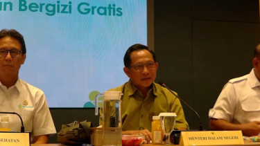 Menteri Dalam Negeri Tito Karnavian di Rakor Penanganan Keracunan MBG, Minggu