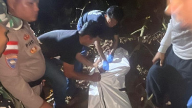 Evakuasi jenazah seorang guru PPPK di sebuah kebun di Anambas