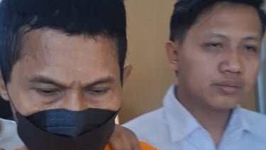 Ustaz cabul di Bekasi (kiri)