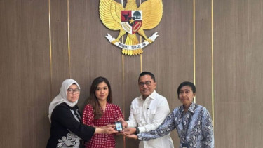 Wartawan CNN Indonesia Diana Valencia (tengah) menerima kembali ID pers Istana