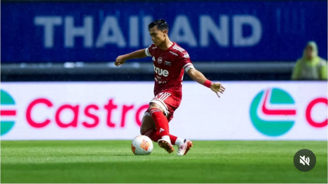 Bek Bangkok United Pratama Arhan, 1. Thom Haye, 2. Shayne Pattynama, 3. Marselino Ferdinan, 4. Pratama Arhan, 5. Asnawi Mangkualam, 6. Rafael Struick