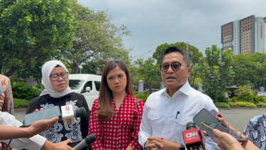 Jurnalis CNN Indonesia, Diana (Tengah), Deputi BPMI Yusuf Permana (Kanan)