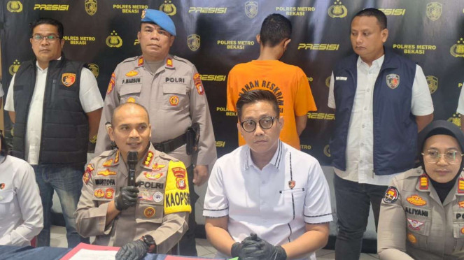 Kapolres bekasi kabupaten (depan kiri) dan kasat (sebelah Kapolres)