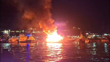 Kapal wisata KM Tiga Jaya terbakar di Labuan Bajo