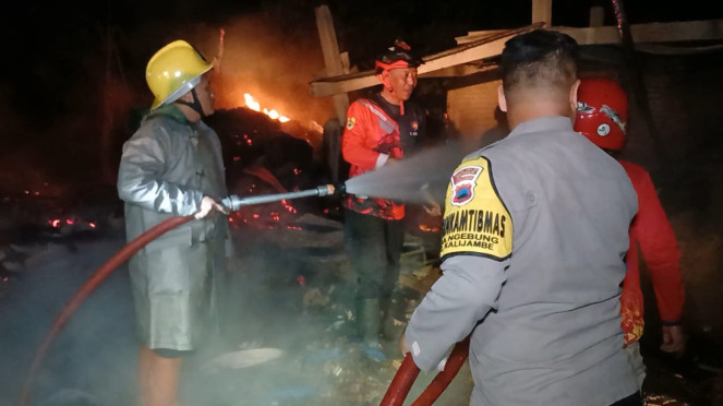 Petugas memadamkan kandang ayam di Dukuh Grasak, Sragen, Jawa Tengah