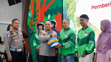 Kapolda Riau Irjen Herry Heryawan memberikan helm disabilitas untuk tunarungu