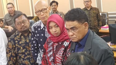 Istri Arya Daru, Meta Ayu Puspitantri (kedua dari kanan)