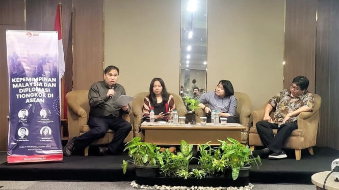 Ketua FSI, Johannes Herlijanto (kiri)