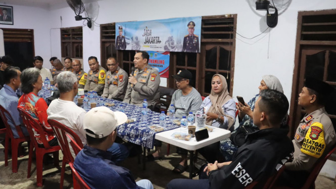 Kapolres Pelabuhan Tanjung Priok AKBP Martuasah Tobing mengunjungi Satkamling