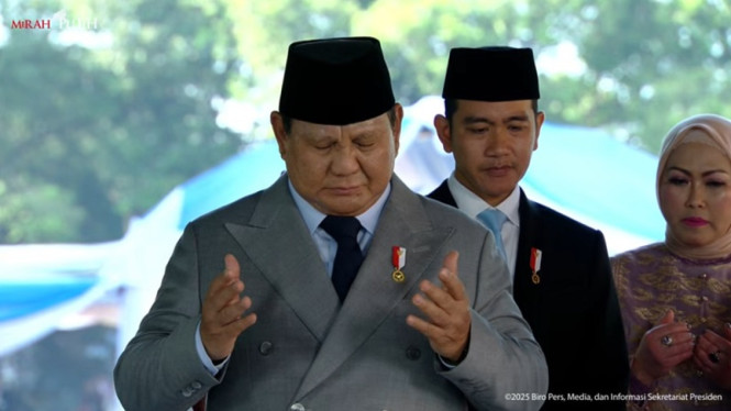Presiden Prabowo Subianto khusyuk berdoa di Sumur Lubang Buaya 