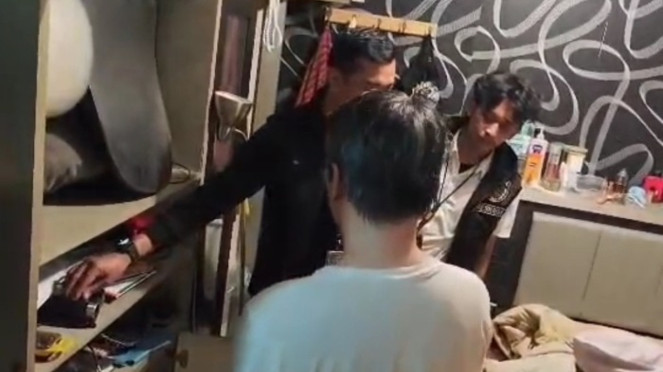 Penggeldahan apartemen predator anak (baju putih) ditangkap di Kalibata