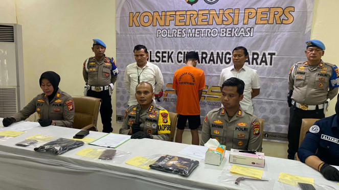 Kapolres Metro Bekasi Kota, Kombes Pol Mustofa (depan tengah)