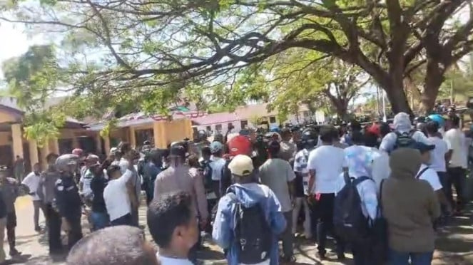 Aksi pegawai honorer di depan kantor Bupati Kepulauan Tanimbar, Maluku