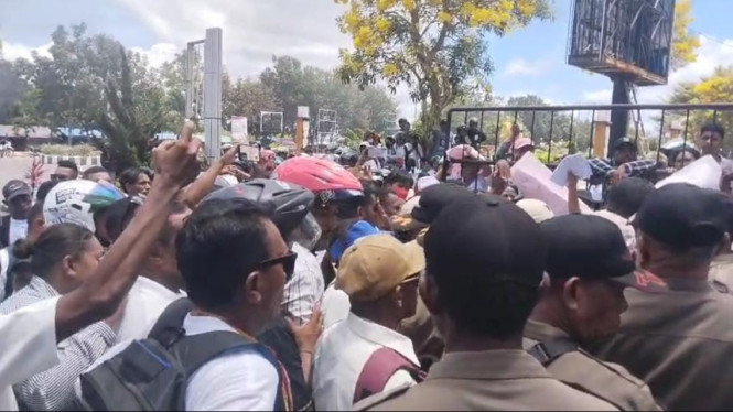 Aksi pegawai honorer di depan kantor Bupati Kepulauan Tanimbar, Maluku