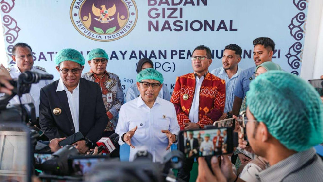 Menko PM Muhaimin Iskandar atau Cak Imin usai meninjau dapur SPPG di Kupang Timur Babau, NTT