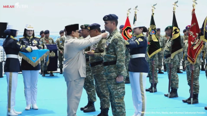 Presiden RI Prabowo Subianto menyematkan tanda kehormatan kepada prajurit dan satuan TNI yang berprestasi. 