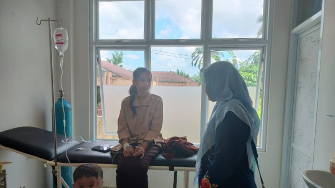 Kepala Dinas Komunikasi dan Informatika Agam Roza Syafdefianti tinjau korban keracunan MBG