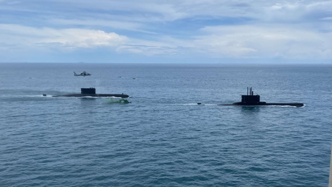 Kapal Selam KRI Cakra-401 dan KRI Alugoro-405