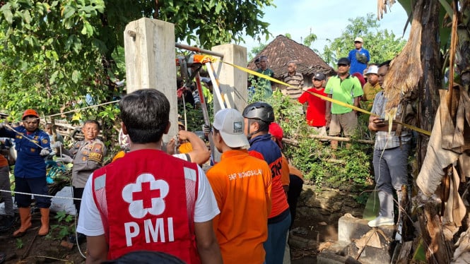 Petugas evakuasi nenek yang tercebur sumur di Sragen, Jateng