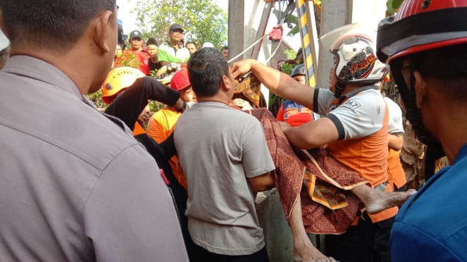 Petugas evakuasi nenek yang tercebur sumur di Sragen, Jateng